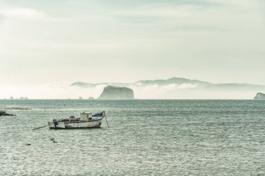 Peru 'daki Paracas Ulusal Rezervi' nde Pasifik Okyanusu 'nun sakin sularında yüzen bir balıkçı teknesiyle sakin bir sahne..