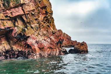 Peru 'daki Ballestas Adaları' nın engebeli kıyı kayalıklarından çarpıcı bir manzara.