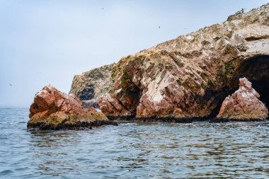 Peru 'daki Ballestas Adaları' nın engebeli kıyı kayalıklarından çarpıcı bir manzara.