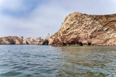 Peru 'daki Ballestas Adaları' nın engebeli kıyı kayalıklarından çarpıcı bir manzara.