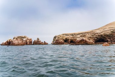 Peru 'daki Ballestas Adaları' nın engebeli kıyı kayalıklarından çarpıcı bir manzara.