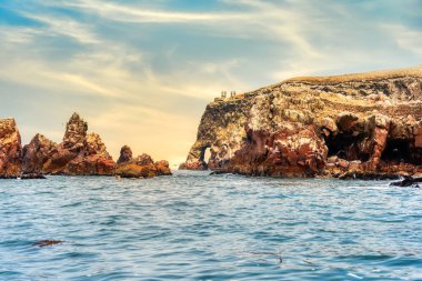 Peru 'daki Ballestas Adaları' nın engebeli kıyı kayalıklarından çarpıcı bir manzara.