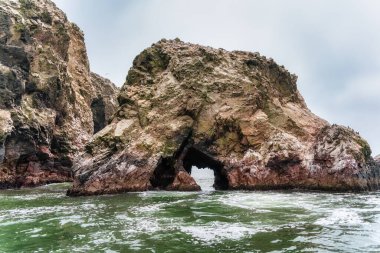 Peru 'daki Ballestas Adaları' nın engebeli kıyı kayalıklarından çarpıcı bir manzara.