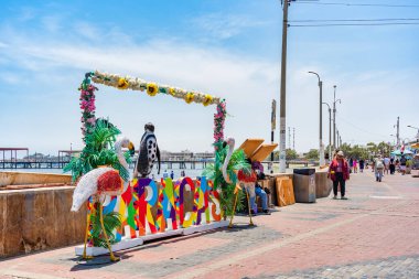 Paracas, Peru - 14 Mart 2025: Deniz kenarındaki Paracas rıhtımında renkli karşılama tabelası