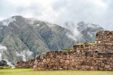 Antik İnka taş terasları Chinchero, Peru 'daki arkeolojik bölgede puslu And dağlarına karşı.