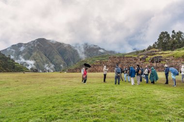 Cusco, Peru - 15 Mart 2025: Bir grup turist Centro Arqueologico de Chinchero (Chinchero arkeoloji sahası) turnesinin bir parçası)