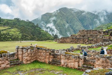 Cusco, Peru - 15 Mart 2025: Centro Arqueologico de Chinchero 'yu ziyaret eden turistler (Chinchero arkeoloji sahası)