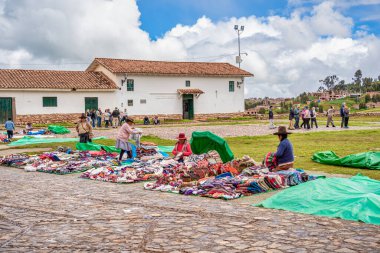 Cusco, Peru - 15 Mart 2025: Geleneksel tekstil ve el sanatları satıcıları Chinchero, Peru arkeoloji sahasında satılıyor.