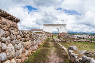 Chinchero arkeolojik alanına antik taş kapı (Centro Arqueologico de Chinchero)