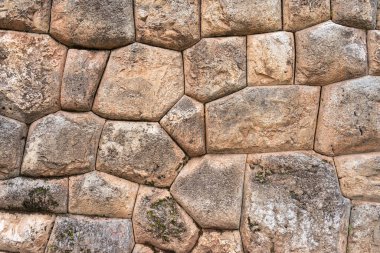 Chinchero, Peru 'daki arkeolojik bölgede antik bir İnka duvarı oluşturan taşların detaylı bir görüntüsü..