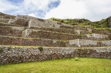 Antik İnka taş terasları Chinchero, Peru 'daki arkeolojik bölgede puslu And dağlarına karşı.