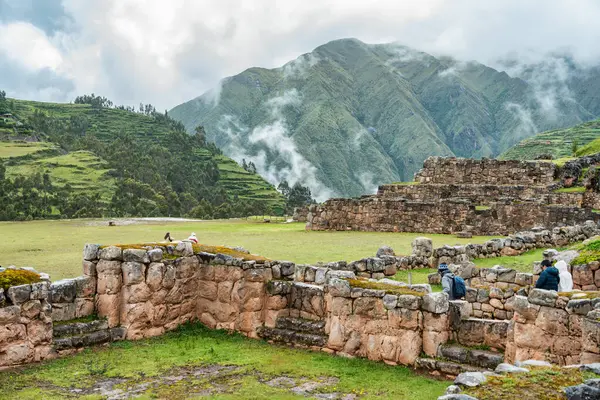 Cusco, Peru - 15 Mart 2025: Centro Arqueologico de Chinchero 'yu ziyaret eden turistler (Chinchero arkeoloji sahası)