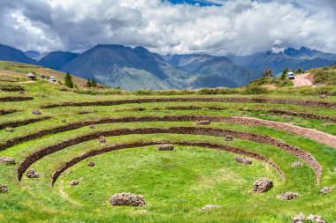 Moray 'in dairesel tarımsal teraslarıyla manzara. Peru' nun kutsal vadisinde İnka arkeolojik alanı..