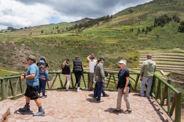Cusco, Peru - 15 Mart 2025: Moray arkeoloji sahasının tarımsal teraslarının keyfini çıkaran bir grup turist