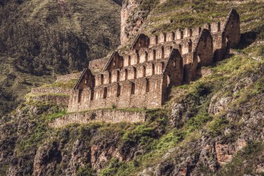 İnkalar 'ın kutsal vadisinde, Ollantaytambo' nun dik yamacına inşa edilmiş Pinkuylluna İnka harabelerinin manzarası..