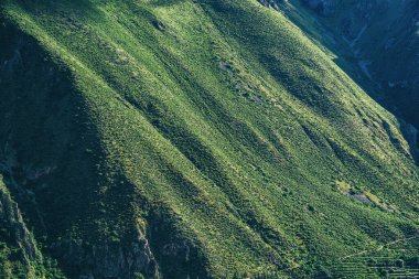 Ollantaytambo, Kutsal Vadi, Peru 'daki dik kayalık bir dağın dramatik detaylı görüntüsü.