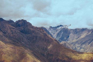 Andes Dağları 'nın, İnkalar' ın kutsal vadisinde yükseldiği dramatik, güzel manzaralı bir manzara..