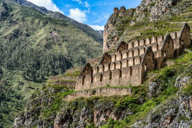 İnkalar 'ın kutsal vadisinde, Ollantaytambo' nun dik yamacına inşa edilmiş Pinkuylluna İnka harabelerinin manzarası..