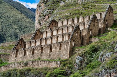 İnkalar 'ın kutsal vadisinde, Ollantaytambo' nun dik yamacına inşa edilmiş Pinkuylluna İnka harabelerinin manzarası..