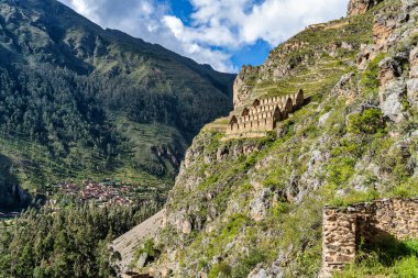 İnkalar 'ın kutsal vadisinde, Ollantaytambo' nun dik yamacına inşa edilmiş Pinkuylluna İnka harabelerinin manzarası..