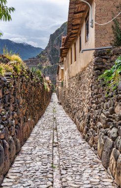 Peru 'nun tarihi Ollantaytambo kasabasında antik İnka taş duvarları ve kaldırımları olan geleneksel dar sokaklar..