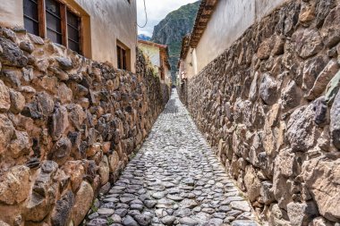 Peru 'nun tarihi Ollantaytambo kasabasında antik İnka taş duvarları ve kaldırımları olan geleneksel dar sokaklar..