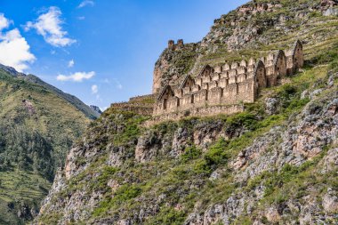 İnkalar 'ın kutsal vadisinde, Ollantaytambo' nun dik yamacına inşa edilmiş Pinkuylluna İnka harabelerinin manzarası..