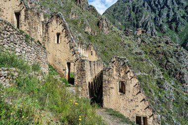 Ollantaytambo, Peru 'daki Hillside' daki Pinkuylluna Inca Harabeleri