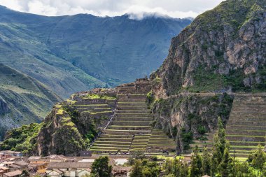 Kutsal Vadi 'deki büyük bir İnka harabesi ve popüler turistik eğlence merkezi olan Ollantaytambo Arkeolojik Alanı manzarası