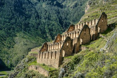 İnkalar 'ın kutsal vadisinde, Ollantaytambo' nun dik yamacına inşa edilmiş Pinkuylluna İnka harabelerinin manzarası..