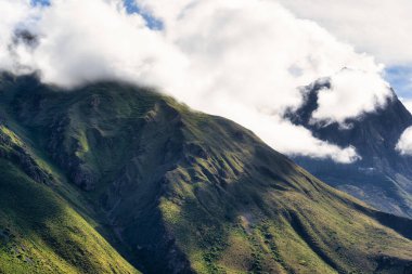Andes Dağları 'nın, İnkalar' ın kutsal vadisinde yükseldiği dramatik, güzel manzaralı bir manzara..