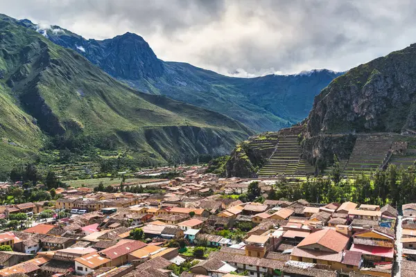 Kutsal Vadi 'deki büyük bir İnka harabesi ve popüler turistik eğlence merkezi olan Ollantaytambo Arkeolojik Alanı manzarası