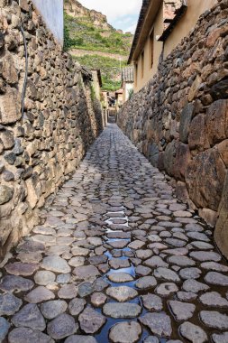 Peru 'nun tarihi Ollantaytambo kasabasında antik İnka taş duvarları ve kaldırımları olan geleneksel dar sokaklar..