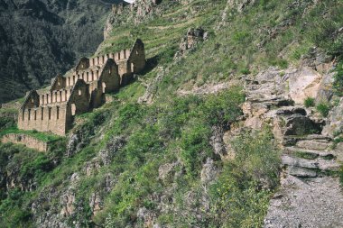 İnkalar 'ın kutsal vadisinde, Ollantaytambo' nun dik yamacına inşa edilmiş Pinkuylluna İnka harabelerinin manzarası..
