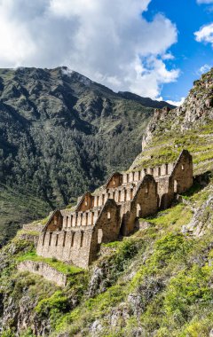 İnkalar 'ın kutsal vadisinde, Ollantaytambo' nun dik yamacına inşa edilmiş Pinkuylluna İnka harabelerinin manzarası..