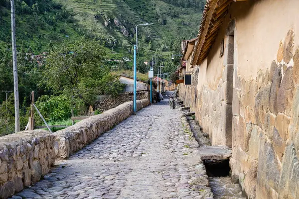 Peru 'nun tarihi Ollantaytambo kasabasında antik İnka taş duvarları ve kaldırımları olan geleneksel dar sokaklar..