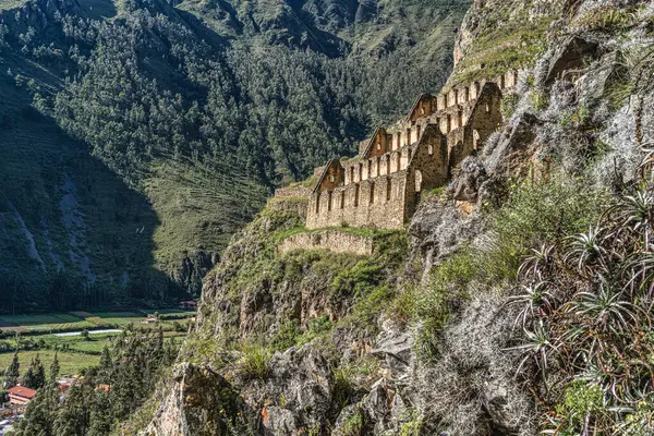 İnkalar 'ın kutsal vadisinde, Ollantaytambo' nun dik yamacına inşa edilmiş Pinkuylluna İnka harabelerinin manzarası..