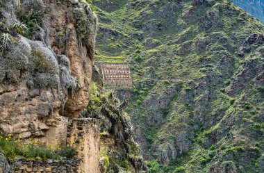 İnkalar 'ın kutsal vadisinde, Ollantaytambo' nun dik yamacına inşa edilmiş Pinkuylluna İnka harabelerinin manzarası..