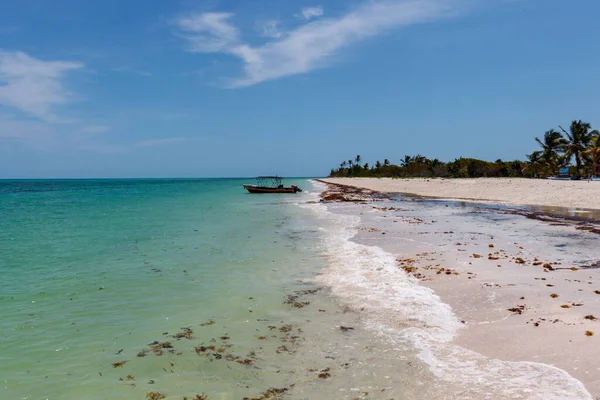 Holbox Mexico 2023 Удаленный Пляж Кабо Катош Маленькой Лодкой Бирюзовой Лицензионные Стоковые Изображения