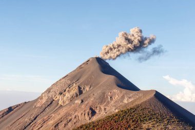 Antigua, Guatemala, Orta Amerika yakınlarında parlak ve açık bir günde gri duman sütunu püsküren volkan veya volkan Fuego