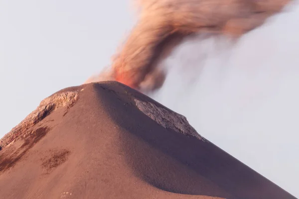 Fechar Vulcão Erupção Com Coluna Fumaça Laranja Nascer Sol Dia — Fotografia de Stock