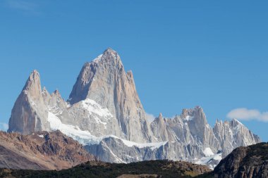 Fitz Dağı Roy Cerro Chalten, Cerro Fitz Roy ya da Monte Fitz Roy olarak da bilinir. Güneşli bir günde mavi gökyüzü ile kapanış. Patagonya 'da bir dağ, Arjantin ve Şili sınırında..