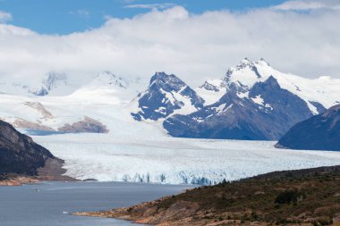 Perito Moreno, Arjantin 'de dağ manzaralı bir mesafeden görüldü..