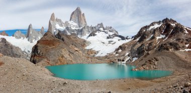 Fitz Roy Dağı ve Laguna de los Tres panoramik manzara ve turkuaz gölün insansız hali, Patagonya, el chalten, Arjantin