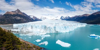 Buzul Perito Moreno Arjantin 'deki buzdan ve dağlardan panoramik bir manzara. Los Glaciares Ulusal Parkı.