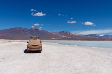 Bolivya 'da, yanında kirli bir araba olan Mavi Göl Laguna Azul..