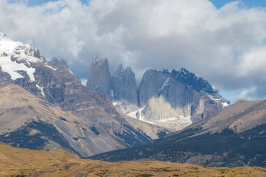 Granit tepeler bulutlu bir günde Torres del Paine Ulusal Parkı, Patagonya, Şili, Güney Amerika
