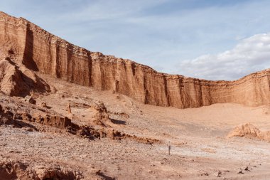 Ay Vadisi 'ndeki amfitiyatro ya da San Pedro de Atakama Şili' deki Valle de la Luna.
