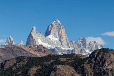 Fitz Dağı Roy Cerro Chalten, Cerro Fitz Roy ya da Monte Fitz Roy olarak da bilinir. Güneşli bir günde mavi gökyüzü ile kapanış. Patagonya 'da bir dağ, Arjantin ve Şili sınırında..