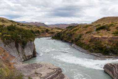 Güney Şili 'deki Torres del Paine Ulusal Parkı' nda güçlü ve yüksek su şelaleleri.